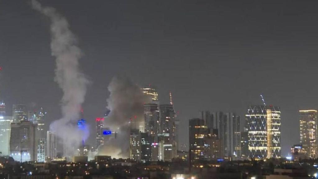Columnas de humo en Tel Aviv tras el ataque con misiles de Irán.