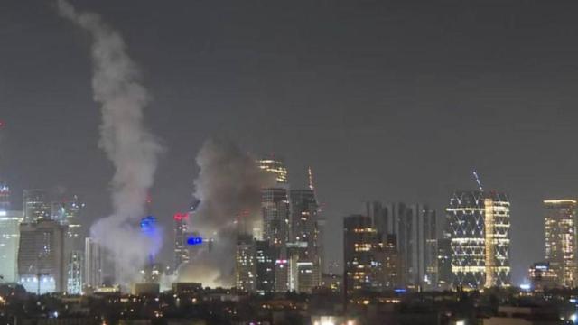 Columnas de humo en Tel Aviv tras el ataque con misiles de Irán.
