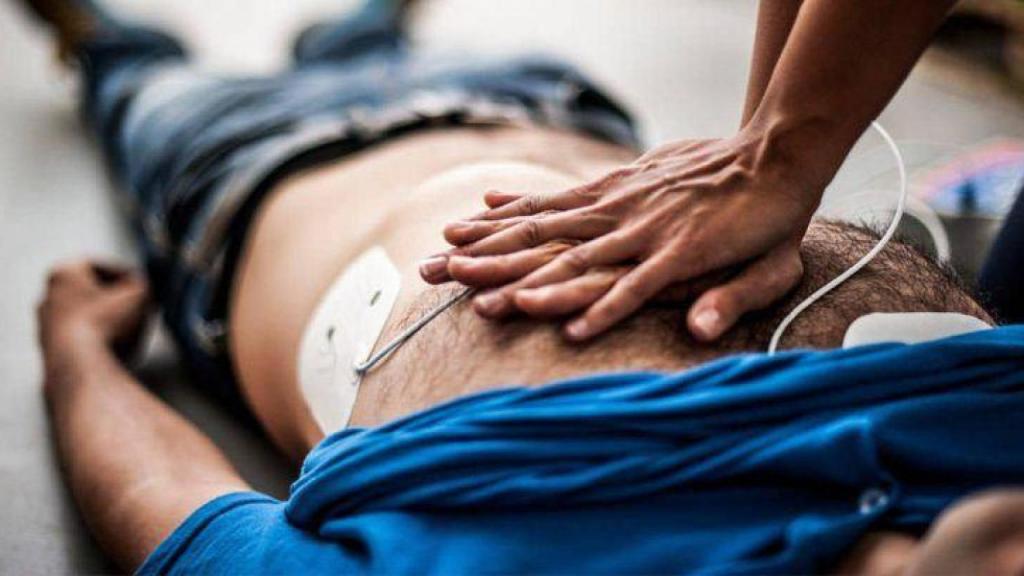 Unos sanitarios realizan una maniobra de resucitación cardiopulmonar.