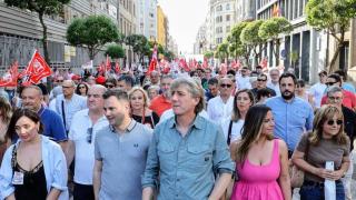 El secretario general del PSOE de León, Javier Alfonso Cendón, el secretario general del PSOECyL, Carlos Martínez, y la vicesecretaria general del PSOECyL, Nuria Rubio, en la manifestación contra el cierre de la Azcuarera de La Bañeza en León, este viernes