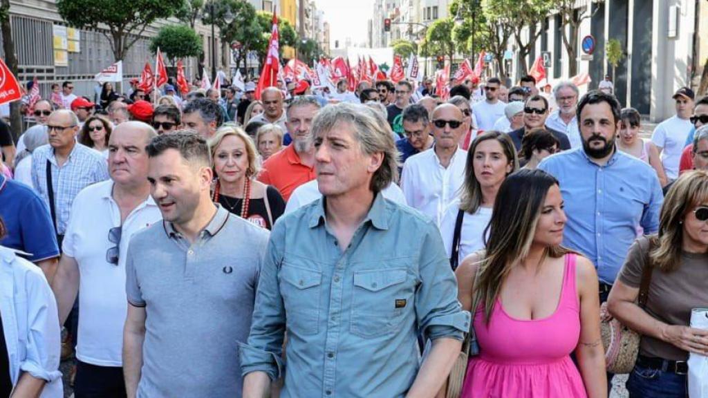 El secretario general del PSOE de León, Javier Alfonso Cendón, el secretario general del PSOECyL, Carlos Martínez, y la vicesecretaria general del PSOECyL, Nuria Rubio, en la manifestación contra el cierre de la Azcuarera de La Bañeza en León, este viernes
