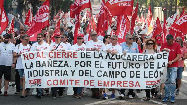 Manifestación contra el cierre de la fábrica de Azucarera en La Bañeza, este viernes en León