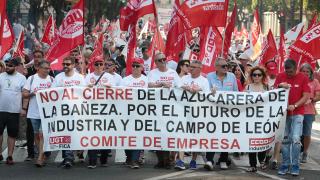Manifestación contra el cierre de la fábrica de Azucarera en La Bañeza, este viernes en León