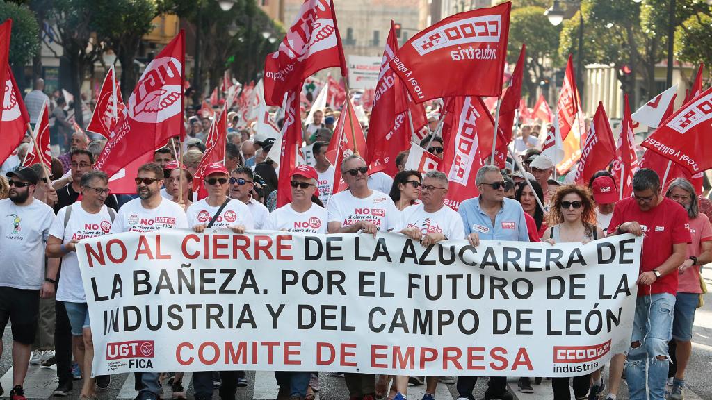 Manifestación contra el cierre de la fábrica de Azucarera en La Bañeza, este viernes en León