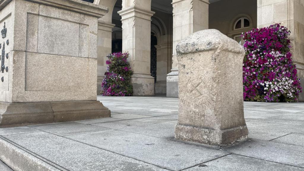 Uno de los mojones de piedra del meridiano de María Pita en A Coruña.
