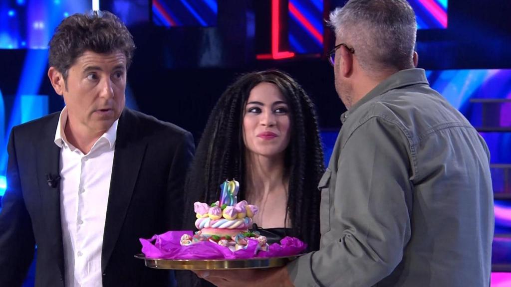 Melani García con la tarta de cumpleaños en 'Tu cara me suena'.