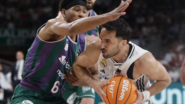 Campazzo retiene el balón ante la presión de Kameron Taylor.