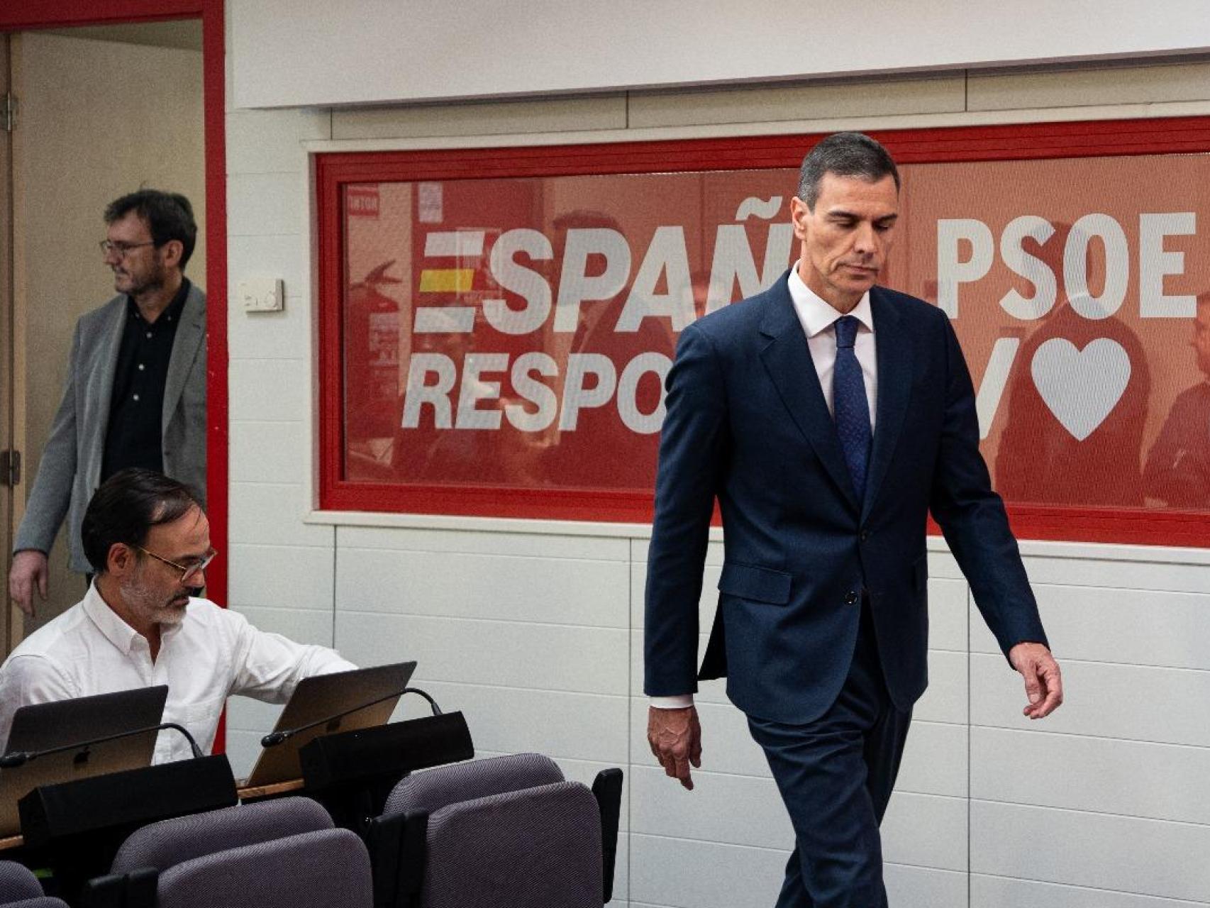 Sánchez pasa por delante del adjunto al director de EL ESPAÑOL, Fernando Garea, poco antes de responder a su pregunta sobre qué responsabilidades políticas piensa asumir.