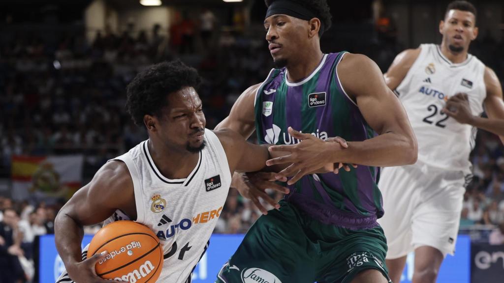 Andrés Feliz presionado por Kameron Taylor.