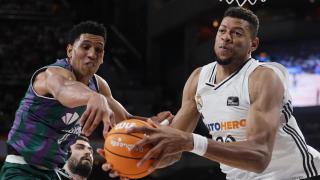 Tavares lucha por el rebote con Tyson Pérez.