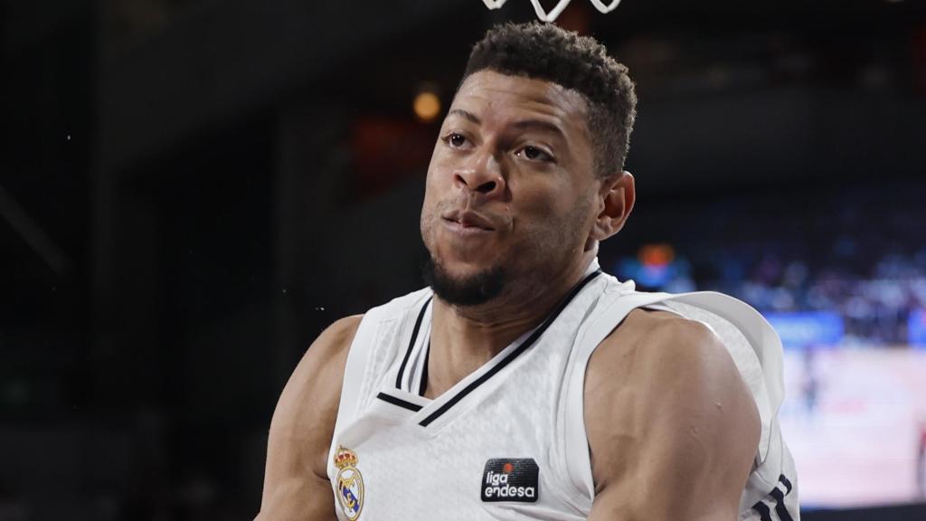 Tavares lucha por el rebote con Tyson Pérez.