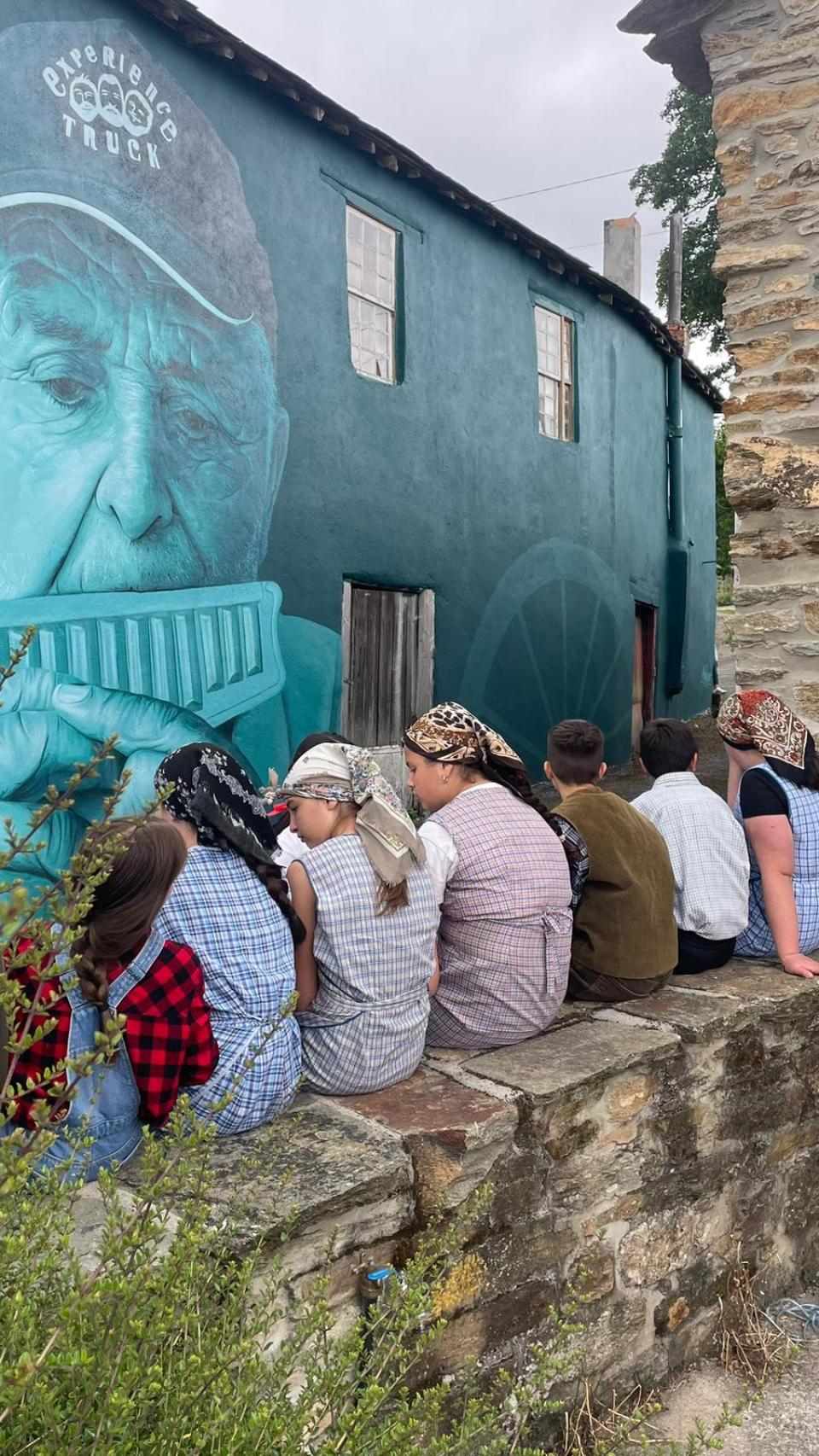 Alumnos del colegio de Puebla de Trives visitando el mural de Juan Pérez
