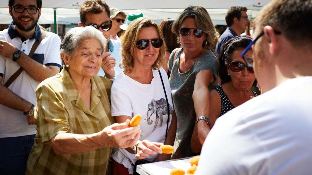 El público asistente degustando croquetas.