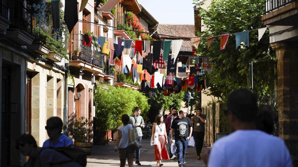 Las calles de Ezcaray engalanadas con retales de Mantas de Ezcaray.