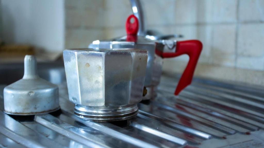 Una cafetera italiana recién lavada