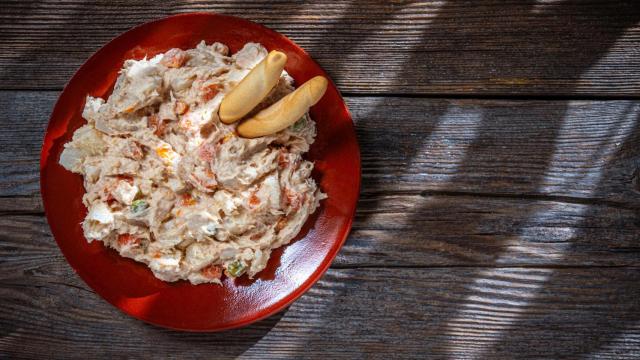 Un plato de ensaladilla rusa