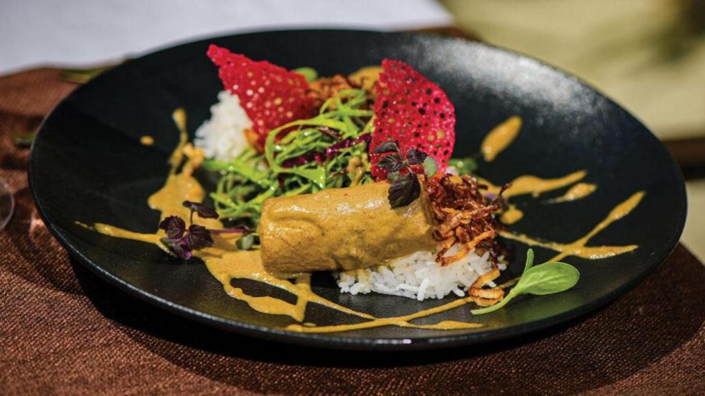 Kan'dukukulhu, un rollo de atún con arroz aromatizado con coco y Kopi Fai (ensalada de hojas de acelga).
