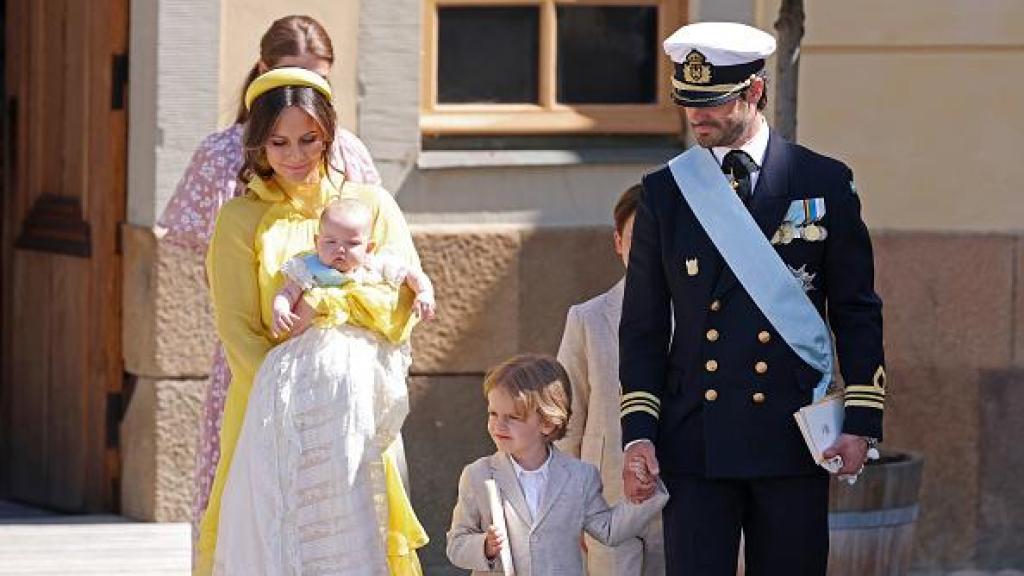 Carlos Felipe y Sofía de Suecia con la pequeña Inés.