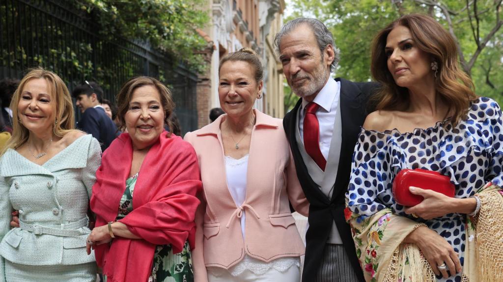 Ana Obregón y sus hermanos en la boda del hijo de Paloma Lago.