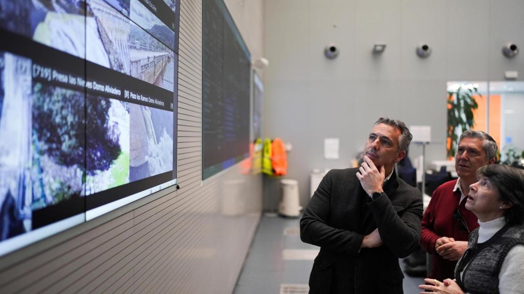 El consejero de Medio Ambiente, Agricultura e Interior, Carlos Novillo, desde el Centro de Control de Canal de Isabel II en Majadahonda en una foto de archivo.