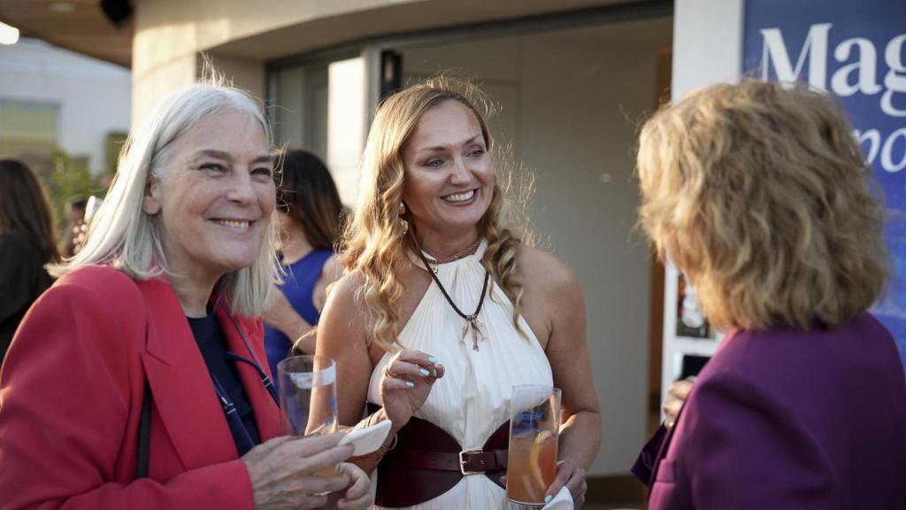 Mercedes Wullich disfrutando del cóctel Magas por Fundador junto a Julia Sizova.