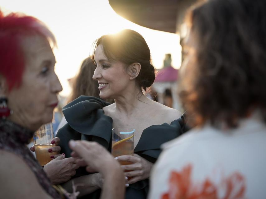 La vicepresidenta ejecutiva de EL ESPAÑOL y editora de Magas y ENCLAVE ODS disfrutando del cóctel durante el evento.