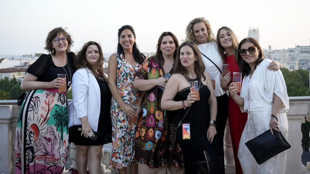 Los invitados disfrutaron durante el evento del cóctel Magas por Fundador.