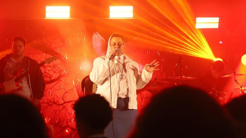 Sor Marizele dando un concierto.