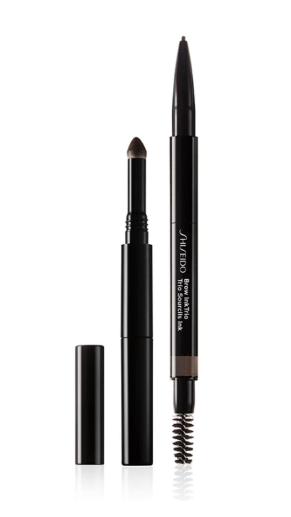 Lápiz de cejas Brow InkTrio en el tono Deep Brown 03, de Shiseido.