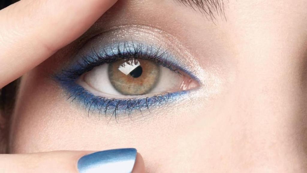 El mar en tus ojos: vuelve la sombra celeste de los 2000 en formato sofisticado