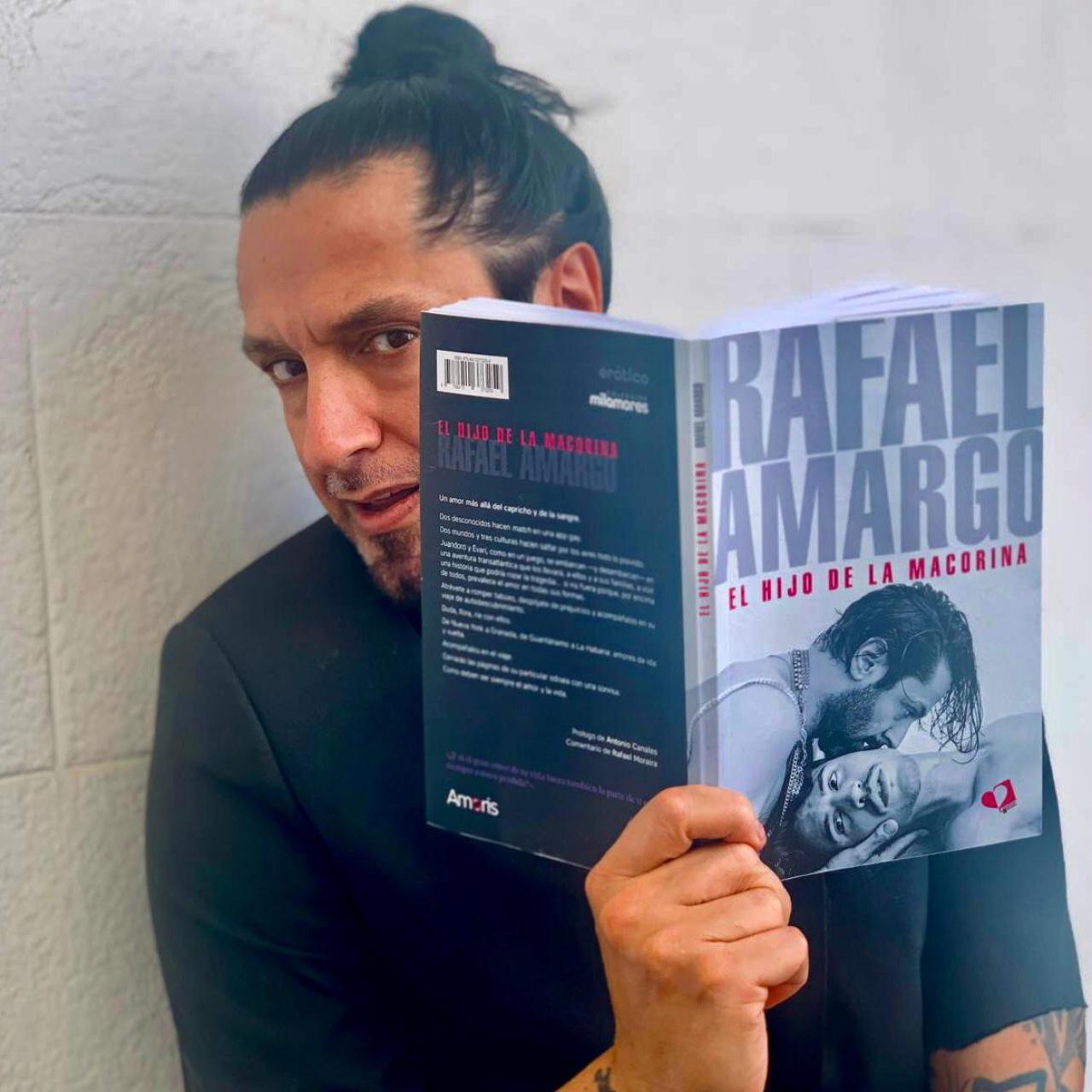 El bailaor Rafael Amargo posando con su nuevo libro.