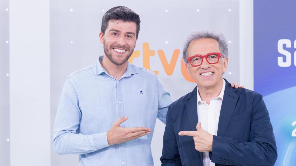 Rodrigo Vásquez junto a Jordi Hurtado en el plató de 'Saber y ganar'.