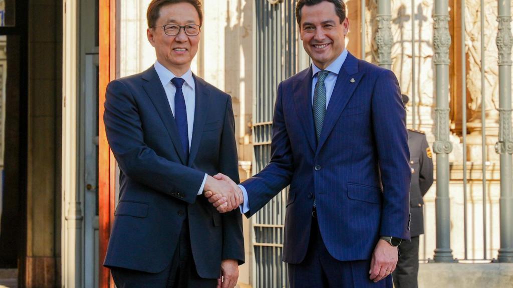 El vicepresidente chino, Han Zheng, y el presidente de la Junta de Andalucía, Juanma Moreno.