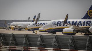 Aviones en la pista del aeropuerto de Sevilla.