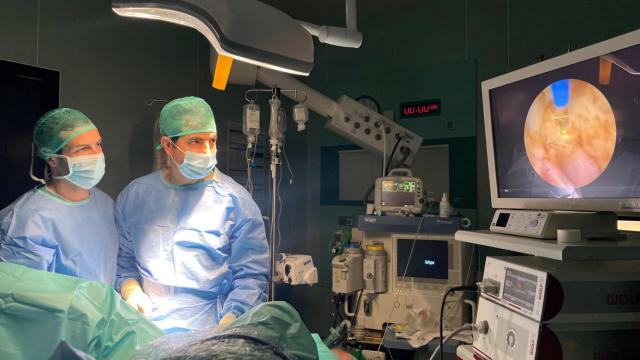 Los doctores Lama y Candau en quirófano.