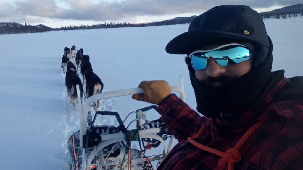 Rubén Rodríguez, en la nieve con sus perros.