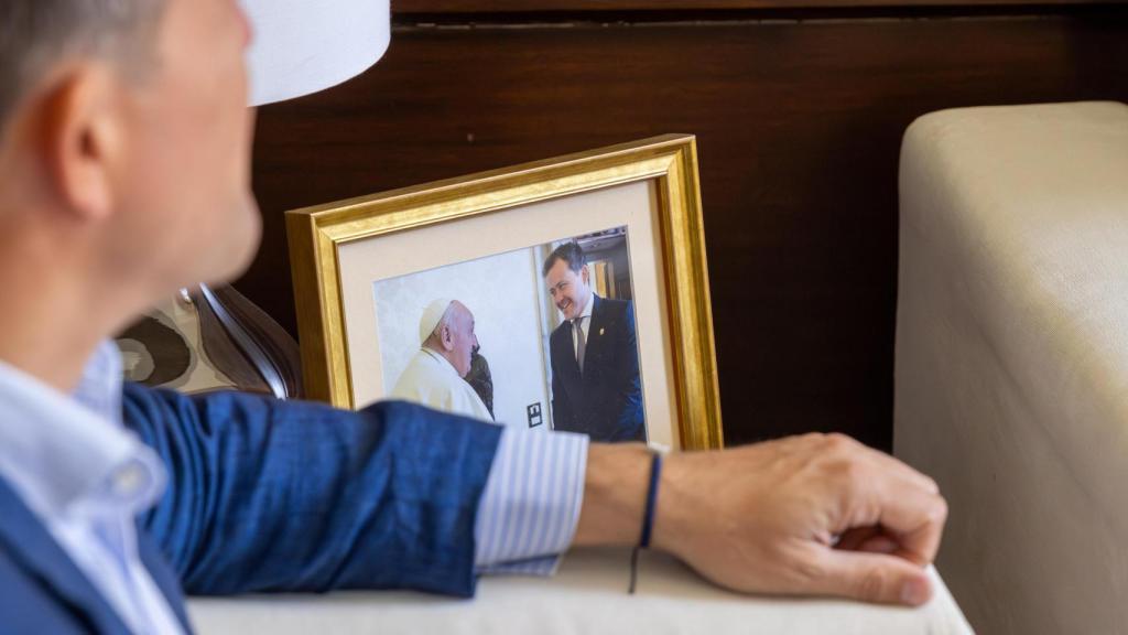 Una fotografía de Carlos Velázquez con el Papa Francisco en el despacho de Alcaldía.