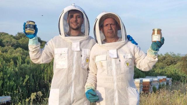 Mario y Adrián con su miel