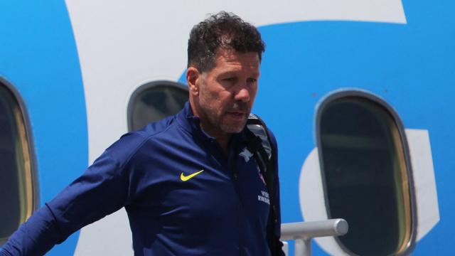 Simeone, durante la llegada del Atlético de Madrid a Los Ángeles