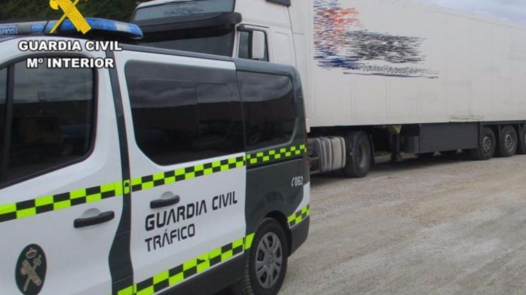 Archivo - Foto de archivo de Guardia Civil con un camión