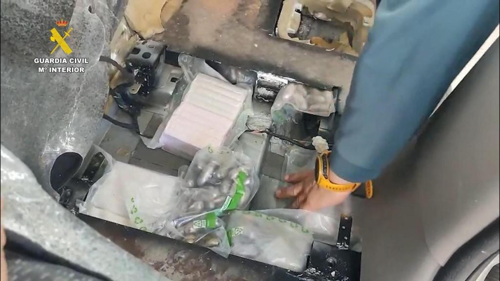 Los bajos del coche donde se escondían las drogas.