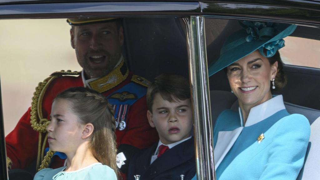 El príncipe Guillermo, con su mujer, Kate Middleton, y sus hijos.