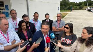 Luis Mariano Santos atiende a los medios de comunicación