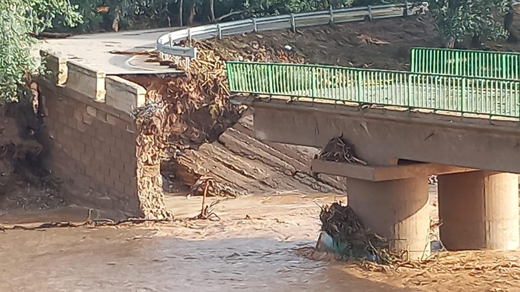 El puente de la TE-V-1703 de Vinaceite a Belchite ha colapsado por las tormentas.