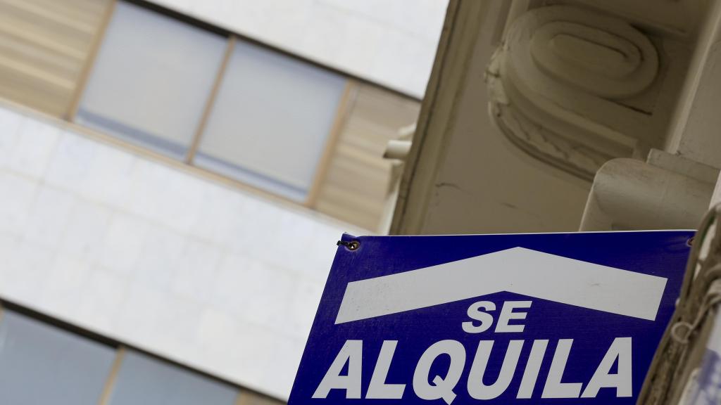 Detalle de un cartel que anuncia un piso en alquiler en Valencia. Efe / Kai Försterling
