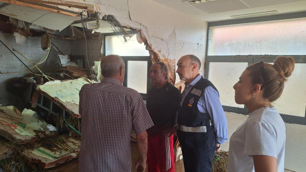 El delegado, en uno de los edificios afectados.