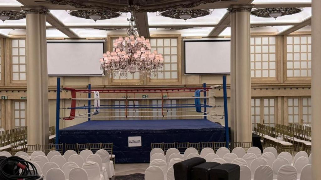 El salón victoria caracterizado con un ring de boxeo