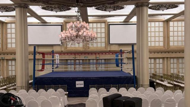 El salón victoria caracterizado con un ring de boxeo