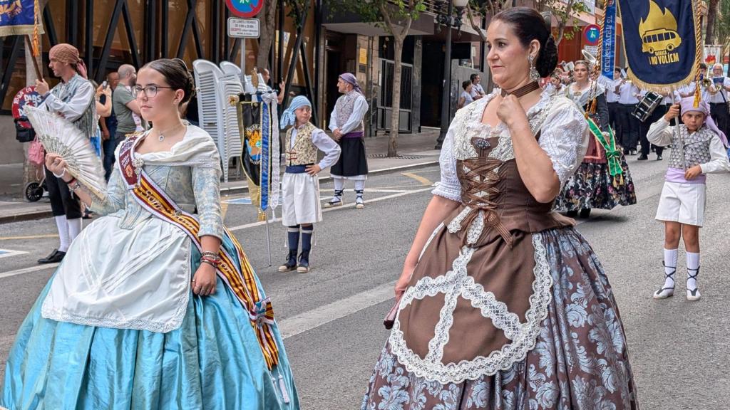 Las comisiones a su paso por la Rambla en el desfile del pregón de este 2025.