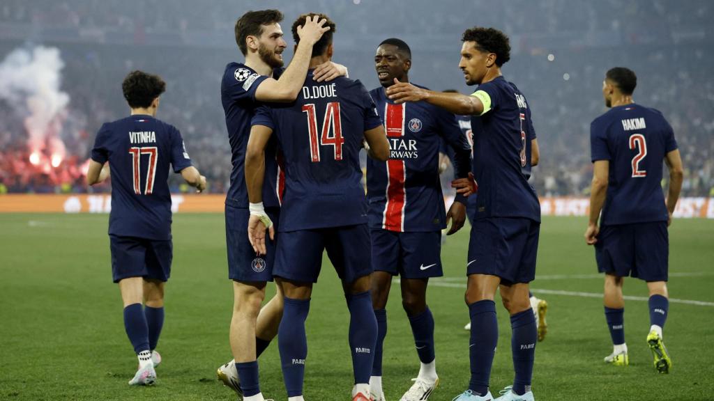Los jugadores del PSG celebran uno de los cinco goles en la final de Champions League